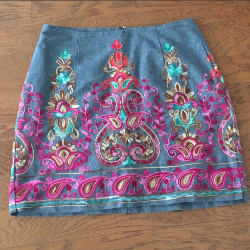 Entro jean mini skirt with multicolor embroidery